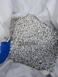 Kamenclub.ru: Мраморная крошка, щебень, цвет-белый, фр. 10-20 мм.  купить в Екатеринбурге мрамор белый, молочный айвори каменная ландшафтная декоративная крошка шебня 12000 руб/т   фото КАМЕНЬ КЛУБ