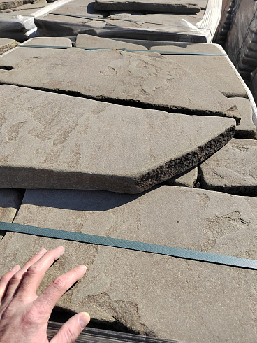 Kamenclub.ru: Песчаник галтованный для облицовки (фр. 2-5 см)  купить в Екатеринбурге песчник рыжий желтый серый песчаник окатанный речной 6 000 руб/т   фото КАМЕНЬ КЛУБ