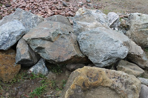 Kamenclub.ru: Змеевик скальник фр. 500-1500 мм.  купить в Екатеринбурге змеевик зеленый серый черный глыба скальная колотая 7500 руб/т   фото КАМЕНЬ КЛУБ