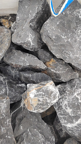 Kamenclub.ru: Черный мрамор скальник фр. 100-500 мм.  купить в Екатеринбурге мрамор черный белый серый крупный колотый валун ландшафтный 8500 руб/т   фото КАМЕНЬ КЛУБ