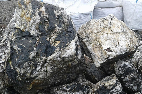 Kamenclub.ru: Черный гранит - кварцит фр. 100-500 мм.  купить в Екатеринбурге мрамор гранит черный с белыми прожилками, серый, белый валун скальный колотый 7000 руб/т   фото КАМЕНЬ КЛУБ