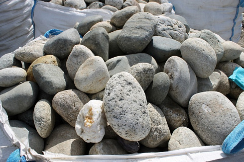 Kamenclub.ru: Речной валун (Ассорти) фр.100-300 мм.  купить в Екатеринбурге галечник серый, темно-серый, светло-серый речная галька крупных размеров 4200 руб/т   фото КАМЕНЬ КЛУБ