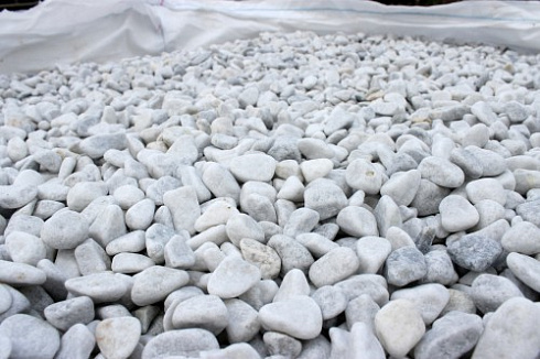 Kamenclub.ru: Мраморная крошка (щебень галтованный белый) фр.10-20 мм.  купить в Екатеринбурге мрамор белый, молочный, айвори окатанный округлый декоративный ландшафтный щебень 17000 руб/т   фото КАМЕНЬ КЛУБ