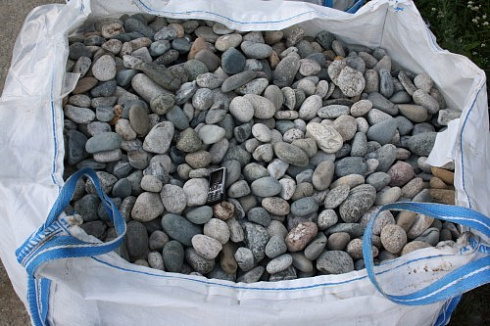 Kamenclub.ru: Галька речная окат (ассорти) фр. 50-100 мм. купить  в Екатеринбурге галька природная округлая серая белая черная серая коричневая синяя галька речная окатанная округлая 6200 руб/т   фото КАМЕНЬ КЛУБ