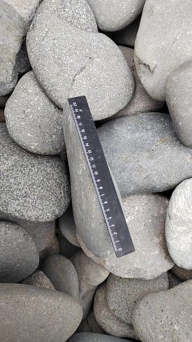 Kamenclub.ru: Галька речная плоская (темно-серая) фр. 70-150 мм. купить  в Екатеринбурге галечник природный темно-серый серый синий речная плоская природная окатанная  9000 руб/т   фото КАМЕНЬ КЛУБ