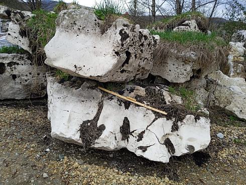 Kamenclub.ru: Выветренный известняк (степной) фр. 500-1500 мм.  купить в Екатеринбурге    10000 руб/т   фото КАМЕНЬ КЛУБ