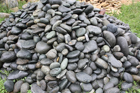 Kamenclub.ru: Темно-серый валунчик фр.100-300 мм.  купить в Екатеринбурге крупный природный камень серый, темно-серый, светло-серый речная галька большого размера окатанная 4500 руб/т   фото КАМЕНЬ КЛУБ