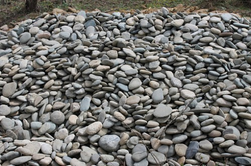 Kamenclub.ru: Галька речная плоская (ассорти) фр. 100-200-300 мм купить  в Екатеринбурге галька галечник природный серый, белый темно-серый синий рыжий светло-серый природная галька плоская крупная 8000 руб/т   фото КАМЕНЬ КЛУБ