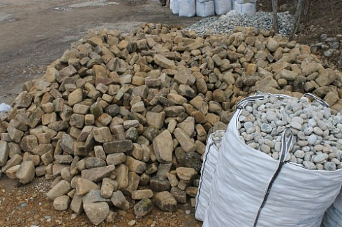 Kamenclub.ru: Песчаник для строительства и кладки блочный (фр 100-200 мм)  купить в Екатеринбурге песчаник бежевый серый рыжий валун мелкий для строительства песчаник 6500 руб/т   фото КАМЕНЬ КЛУБ