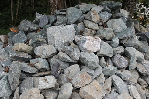 Kamenclub.ru: Гранит скальник (серо-зеленый) фр. 100-500 мм.  купить в Екатеринбурге гранит зеленый, серый, салатовый крупный ландшафтный валун 6 000 руб/т   фото КАМЕНЬ КЛУБ