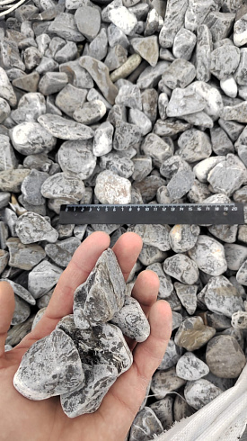 Kamenclub.ru: Щебень галтованный черный (мрамор) фр.40-70 мм.  купить в Екатеринбурге мрамор черный с белыми прожилками, черный, белый щебень галтованный округлый 13500 руб/т   фото КАМЕНЬ КЛУБ