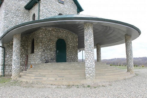 Kamenclub.ru: Галька речная плоская (бело-серая) фр. 100-200-300 мм. купить  в Екатеринбурге галька речная плоская серый, белый, бело-серый, серо-белый речная галька плоская  9000 руб/т   фото КАМЕНЬ КЛУБ