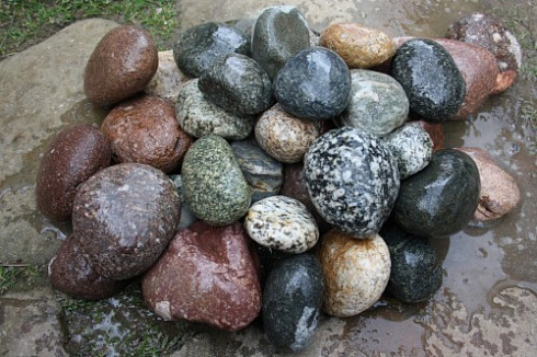 Kamenclub.ru: Галька окат (цветная картошка) фр. 50-100 мм. купить  в Екатеринбурге галька природная окатанная серый белый цветной синий темно-серый коричневый округлый галечник окатанный 6800 руб/т   фото КАМЕНЬ КЛУБ