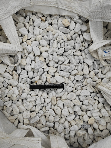 Kamenclub.ru: Мраморная крошка (щебень галтованный белый) фр.40-70 мм.  купить в Екатеринбурге мрамор белый молочный айвори окатанный округлый природный камень 17000 руб/т   фото КАМЕНЬ КЛУБ