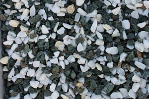 Kamenclub.ru: Мраморная крошка (щебень крошка микс: белый-зеленый) фр. 10-20 мм.  купить в Екатеринбурге мрамор белый, зеленый каменная ландшафтная декоративная крошка щебня 9500 руб/т   фото КАМЕНЬ КЛУБ