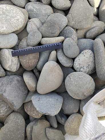 Kamenclub.ru: Галька речная плоская (серо-белая) фр. 70-120 мм. купить  в Екатеринбурге галька галечник речной серый, белый окатанная плоская  природная галька 9000 руб/т   фото КАМЕНЬ КЛУБ