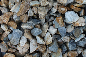 Kamenclub.ru: Мраморная крошка (щебень крошка медовый) фр. 20-40 мм.  купить в Екатеринбурге мрамор бежевый рыжий желтый ландшафтная мраморная крошка 12000 руб/т   фото КАМЕНЬ КЛУБ