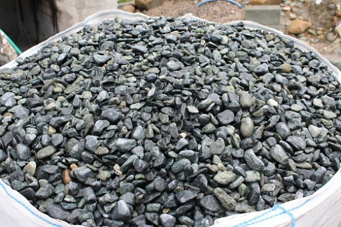 Kamenclub.ru: Щебень галтованный зеленый (змеевик) фр. 20-40 мм.  купить в Екатеринбурге мрамор зеленый, салатовый оголтованный щебень мраморный 12500 руб/т   фото КАМЕНЬ КЛУБ