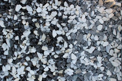 Kamenclub.ru: Мраморная крошка (щебень крошка микс : черный-белый) фр. 10-20 мм.  купить в Екатеринбурге мрамор белый, черный каменная декоративная крошка ландшафтная 12000 руб/т   фото КАМЕНЬ КЛУБ