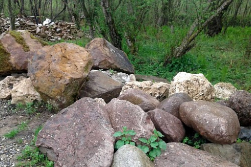 Kamenclub.ru: Конгломераты фр. 300-1000 мм.  купить в Екатеринбурге кварц мрамор диабаз коричневый, серый зеленоватый речной валун крупный 6500 руб/т   фото КАМЕНЬ КЛУБ