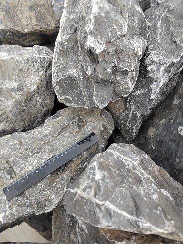 Kamenclub.ru: Черный мрамор скальник фр. 100-500 мм.  купить в Екатеринбурге мрамор черный белый серый крупный колотый валун ландшафтный 8500 руб/т   фото КАМЕНЬ КЛУБ