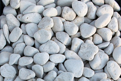 Kamenclub.ru: Щебень галтованный белый (мрамор) фр.5-10 мм.  купить в Екатеринбурге мрамор белый, айвори, молочный каменная мраморная декоративная ландшафтная крошка 17000 руб/т   фото КАМЕНЬ КЛУБ