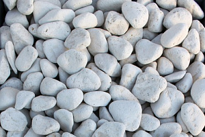 Kamenclub.ru: Щебень галтованный белый (мрамор) фр.5-10 мм.  купить в Екатеринбурге мрамор белый, айвори, молочный каменная мраморная декоративная ландшафтная крошка 17000 руб/т   фото КАМЕНЬ КЛУБ