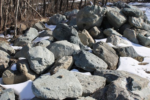 Kamenclub.ru: Гранит скальник (серо-зеленый) фр. 500-1500 мм.  купить в Екатеринбурге гранит мрамор  серый зеленый темно-серый глыба скальная колотая ландшафтная 7 500 руб/т   фото КАМЕНЬ КЛУБ