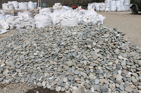 Kamenclub.ru: Галька речная плоская (серо-белая) фр. 70-120 мм. купить  в Екатеринбурге галька галечник речной серый, белый окатанная плоская  природная галька 9000 руб/т   фото КАМЕНЬ КЛУБ