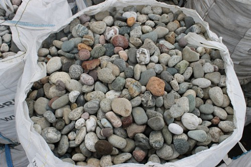 Kamenclub.ru: Галька окат (цветная картошка) фр. 50-100 мм. купить  в Екатеринбурге галька природная окатанная серый белый цветной синий темно-серый коричневый округлый галечник окатанный 6800 руб/т   фото КАМЕНЬ КЛУБ