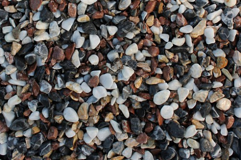 Kamenclub.ru: Мраморная крошка (щебень галтованный микс:белый-черный-розовый-медовый) фр.10-20 мм.  купить в Екатеринбурге мрамор белый, медовый, черный, розовый мраморный декоративный ландшафтный окатанный округлый галтованный щебень 15500 руб/т   фото КАМЕНЬ КЛУБ