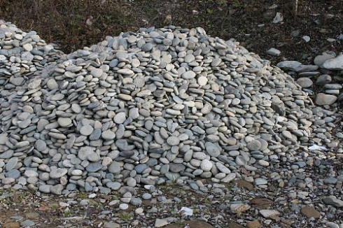 Kamenclub.ru: Галька речная плоская (ассорти) фр. 70-150 мм. купить  в Екатеринбурге галька галечник серый белый темно-серый синий светло-серый плоская природная галька  9000 руб/т   фото КАМЕНЬ КЛУБ