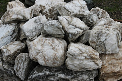 Kamenclub.ru: Мраморизированный известняк фр. 100-500 мм.  купить в Екатеринбурге известняк серый белый темно-серый сероватый валун природного образования окатанный 10500 руб/т   фото КАМЕНЬ КЛУБ