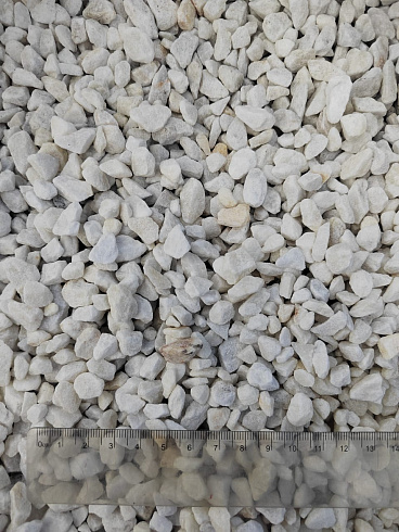 Kamenclub.ru: Мраморная крошка, щебень, цвет-белый, фр. 5-10 мм.  купить в Екатеринбурге мрамор белый, айвори, молочный мраморная каменная крошка ландшафтная 12000 руб/т   фото КАМЕНЬ КЛУБ