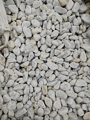 Kamenclub.ru: Мраморная крошка (щебень галтованный белый) фр.40-70 мм.  купить в Екатеринбурге мрамор белый молочный айвори окатанный округлый природный камень 17000 руб/т   фото КАМЕНЬ КЛУБ