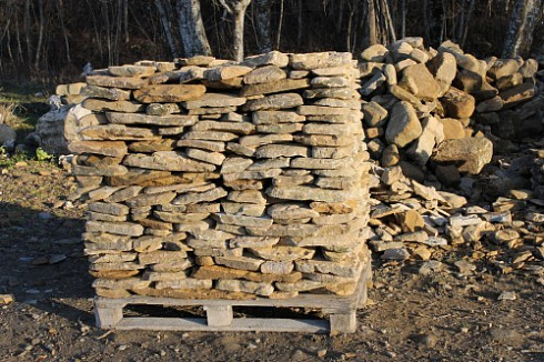 Kamenclub.ru: Песчаник колотый для облицовки (фр. 2-3 см)  купить в Екатеринбурге песчаник бежевый серый рыжий песчаник строительный 5000 руб/т   фото КАМЕНЬ КЛУБ