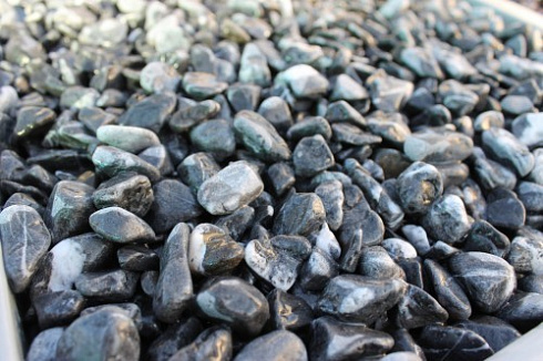 Kamenclub.ru: Щебень галтованный черный (мрамор) фр.10-20 мм.  купить в Екатеринбурге мрамор черный с белыми прожилками, черный, белый окатанный округлый ландшафтный декоративный щебень 15000 руб/т   фото КАМЕНЬ КЛУБ