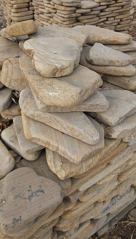 Kamenclub.ru: Песчаник пластушка галтованный желтый с рисунком (3 см)  купить в Екатеринбурге плитняк - пластушка желтый песчаник 21000 руб/м3   фото КАМЕНЬ КЛУБ