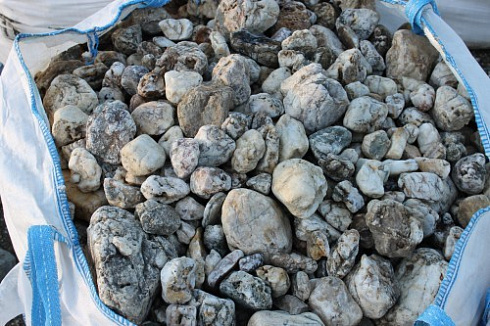 Kamenclub.ru: Кварцевый валунчик фр.100-300 мм.  купить в Екатеринбурге кварц белый, бежевый молочный рыжий крупный природный камень галечник 7850 руб/т   фото КАМЕНЬ КЛУБ