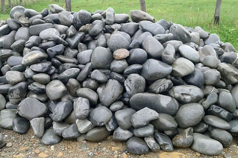 Kamenclub.ru: Темно-серый валунчик фр.100-300 мм.  купить в Екатеринбурге крупный природный камень серый, темно-серый, светло-серый речная галька большого размера окатанная 4500 руб/т   фото КАМЕНЬ КЛУБ