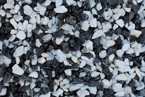 Kamenclub.ru: Мраморная крошка (щебень крошка микс : черный-белый) фр. 10-20 мм.  купить в Екатеринбурге мрамор белый, черный каменная декоративная крошка ландшафтная 12000 руб/т   фото КАМЕНЬ КЛУБ