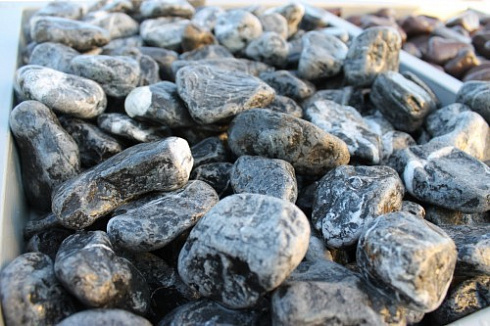 Kamenclub.ru: Щебень галтованный черный (мрамор) фр. 50-100 мм.  купить в Екатеринбурге мрамор черный с белыми прожилками щебень ландшафтный мраморный 15000 руб/т   фото КАМЕНЬ КЛУБ