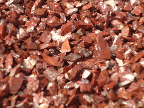 Kamenclub.ru: Щебень крошка красный (ЯШМА) фр. 10-20 мм.  купить в Екатеринбурге яшма красный, бордовый, оранжевый, рыжий декоративный каменный ландшафтный щебень колотый 9000 руб/т   фото КАМЕНЬ КЛУБ
