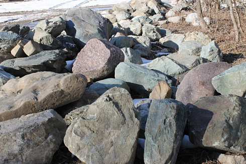 Kamenclub.ru: Гранит скальник (серо-зеленый) фр. 500-1500 мм.  купить в Екатеринбурге гранит мрамор  серый зеленый темно-серый глыба скальная колотая ландшафтная 7 500 руб/т   фото КАМЕНЬ КЛУБ