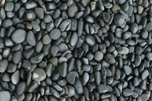 Kamenclub.ru: Галька речная окат (темно-серая) фр. 70-150 мм. купить  в Екатеринбурге галька речная темно-серая, синяя, серая речная галька округлая  8000 руб/т   фото КАМЕНЬ КЛУБ