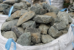 Kamenclub.ru: Гранит скальник (серо-зеленый) фр. 100-500 мм.  купить в Екатеринбурге гранит зеленый, серый, салатовый крупный ландшафтный валун 6 000 руб/т   фото КАМЕНЬ КЛУБ