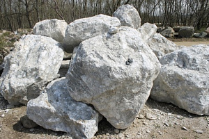 Kamenclub.ru: Мраморизированный известняк фр.500-1500 мм.  купить в Екатеринбурге    10000 руб/т   фото КАМЕНЬ КЛУБ