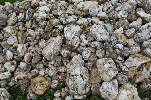 Kamenclub.ru: Кварцевый валунчик фр.100-300 мм.  купить в Екатеринбурге кварц белый, бежевый молочный рыжий крупный природный камень галечник 7850 руб/т   фото КАМЕНЬ КЛУБ