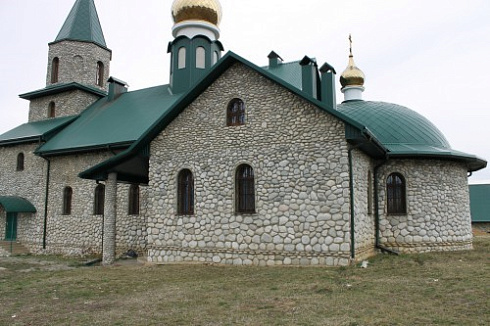 Kamenclub.ru: Галька речная плоская (бело-серая) фр. 100-200-300 мм. купить  в Екатеринбурге галька речная плоская серый, белый, бело-серый, серо-белый речная галька плоская  9000 руб/т   фото КАМЕНЬ КЛУБ