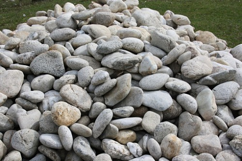 Kamenclub.ru: Бело-серый валунчик фр.100-300 мм.  купить в Екатеринбурге крупный камень для ландшафта серый, белый бело-серый валун крупная галька 4500 руб/т   фото КАМЕНЬ КЛУБ